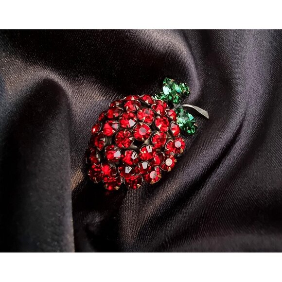 Vintage 1950s SCHREINER New York Signed Red Strawberry Rhinestone Fruit Brooch - Picture 1 of 7